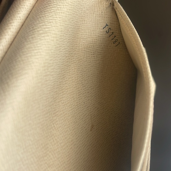 Authentic Louis Vuitton International Wallet Damier Azur - Picture 7 of 9